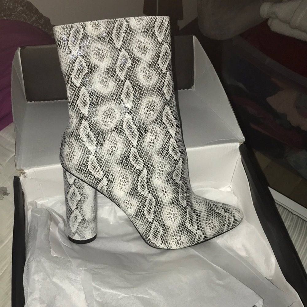 Fashion Nova snakeskin shoes😍 NEVER WORN BEFORE!!
